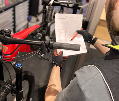 bike-leasingnehmer-geht-leasingvertrag-durch bike-leasingnehmer-geht-leasingvertrag-durch