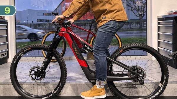 fahrradfahrer-sitzt-auf-bike-um-zu-ueber fahrradfahrer-sitzt-auf-bike-um-zu-ueberpruefen-ob-die-sitzhoehe-stimmt