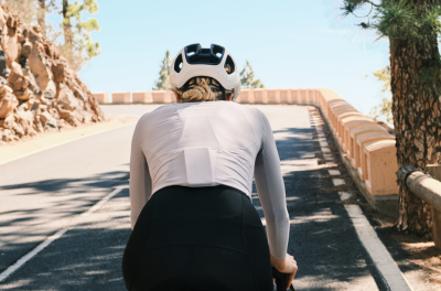 Fahrradfahrerin in heller Kleidung