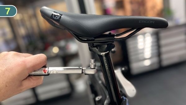 fahrradsattel-kurz-vor-hoeheneinstellung fahrradsattel-kurz-vor-hoeheneinstellung