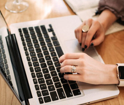 eine-frau-recherchiert-an-einem-laptop eine-frau-recherchiert-an-einem-laptop