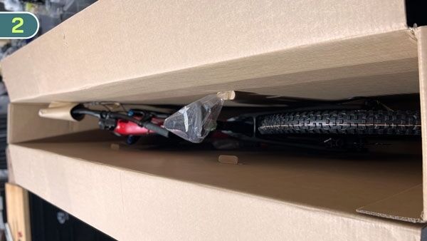 karton-mit-fahrrad-geoeffnet karton-mit-fahrrad-geoeffnet