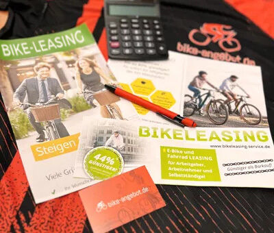 unterlagen-fuer-das-leasing-von-fahrraedern-liegen-zur-mitnahme-bereit unterlagen-fuer-das-leasing-von-fahrraedern-liegen-zur-mitnahme-bereit