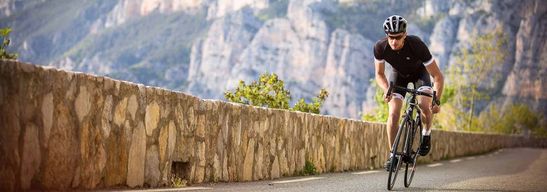 mann-auf-rennrad-faehrt-auf-einer-bergstrasse mann-auf-rennrad-faehrt-auf-einer-bergstrasse