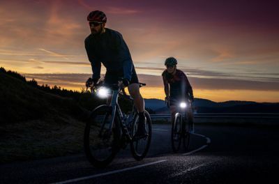 Zwei Fahrradfahrer beim Sonnenuntergang