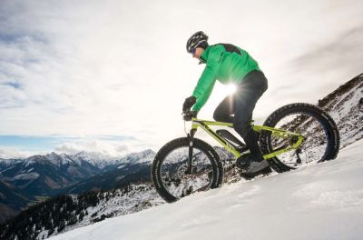Mountainbiker im Schnee