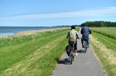 Personen auf E-Bike