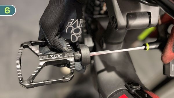 fahrradpedale_werden-an-einem-fahrrad-angebracht fahrradpedale_werden-an-einem-fahrrad-angebracht