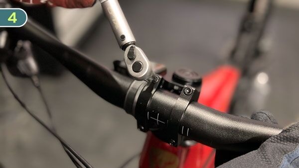 fahrradlenker-wird-mit-werkzeug-montiert fahrradlenker-wird-mit-werkzeug-montiert