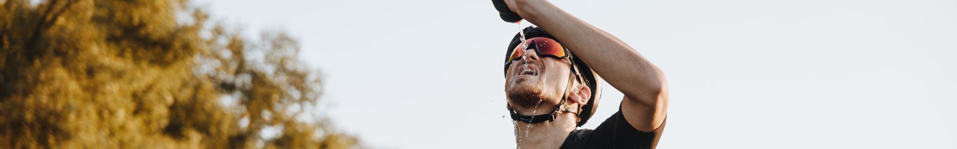 Radfahrer duscht sich mit Wasser