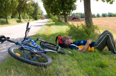 Radfahrer macht Pause im Schatten