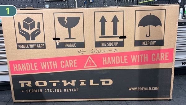 Fahrradkarton-der-marke-rotwild Fahrradkarton-der-marke-rotwild